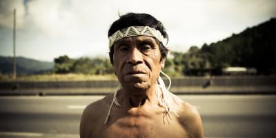 Guarani dizem que a duplicação da BR 101 auxiliou o processo de retiradas de não índios da TI. Na foto Dario Guarani | Gustavo Amora - Comova