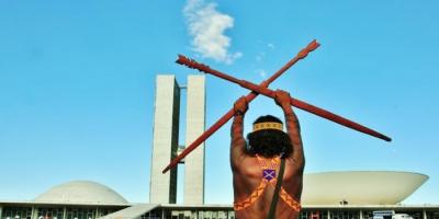 Indígenas manifestam-se em frente ao Congresso durante Acampamento Terra Livre em 2015 | Mobilização Nacional Indígena 